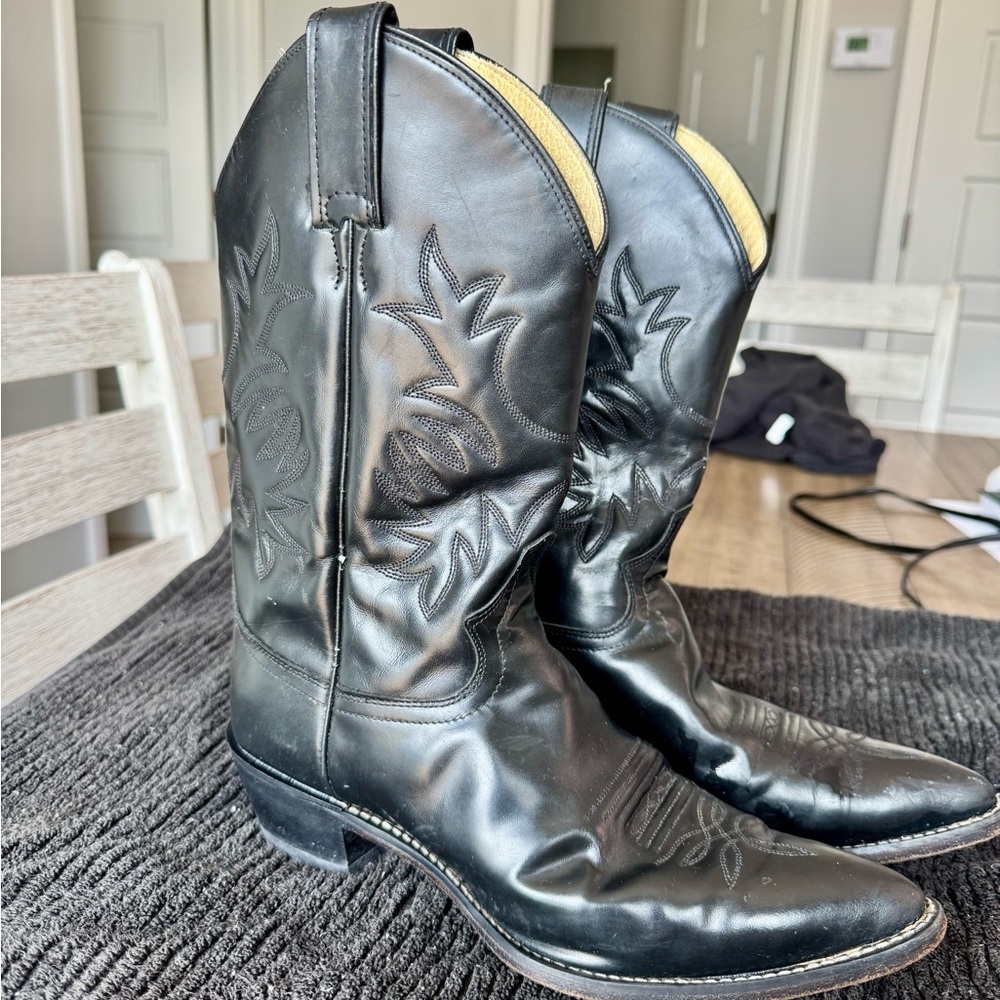 Justin 1879 Black Heeled Boots with Elegant Western Flair